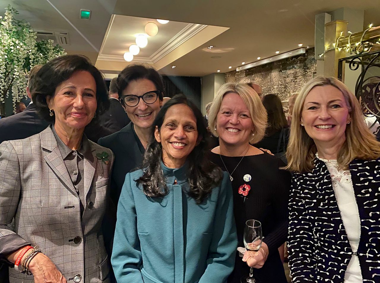 Shemara Wikramanayake, Managing Director and CEO of Macquarie Group (centre) with Ana Botín, Executive Chairman, Banco Santander (left); Jane Fraser, Chief Executive Officer of Citi (second from left); Alison Rose, Chief Executive of NatWest Group plc (second from right); and Anne Richards, CEO of Fidelity International (right).