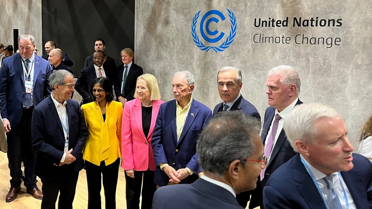 Shemara Wikramanayake (second left); Mary Schapiro, Vice Chair, GFANZ (third left); Michael R. Bloomberg, Co-Chair, GFANZ (third right); Mark Carney, Co-Chair, GFANZ (second right, background); Noel Quinn, Group Chief Executive, HSBC (right, background).